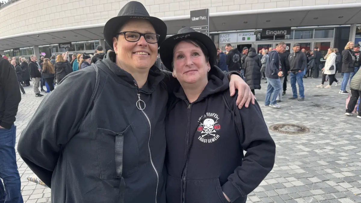 „Ich höre die seit 16 Jahren“: Tabea (l.) und Sabine sind aus Eberswalde zum Konzert von Frei.Wild in der Berliner Uber Arena gekommen.