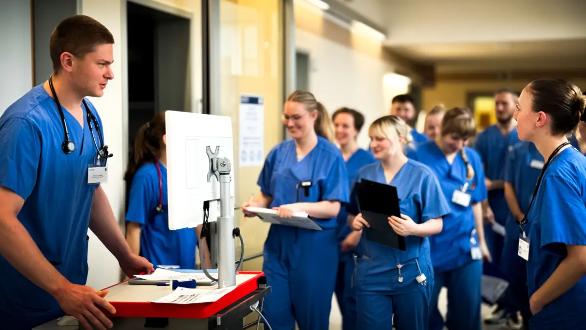 Der angehende Mediziner Hannes Lehman (li) schätzt die intensive praxisnahe Lehre an den Sana Kliniken Niederlausitz - wie hier auf der Interprofessionellen Ausbildungsstation IPSTA mit anderen Medizinstudierenden und Auszubildenden.