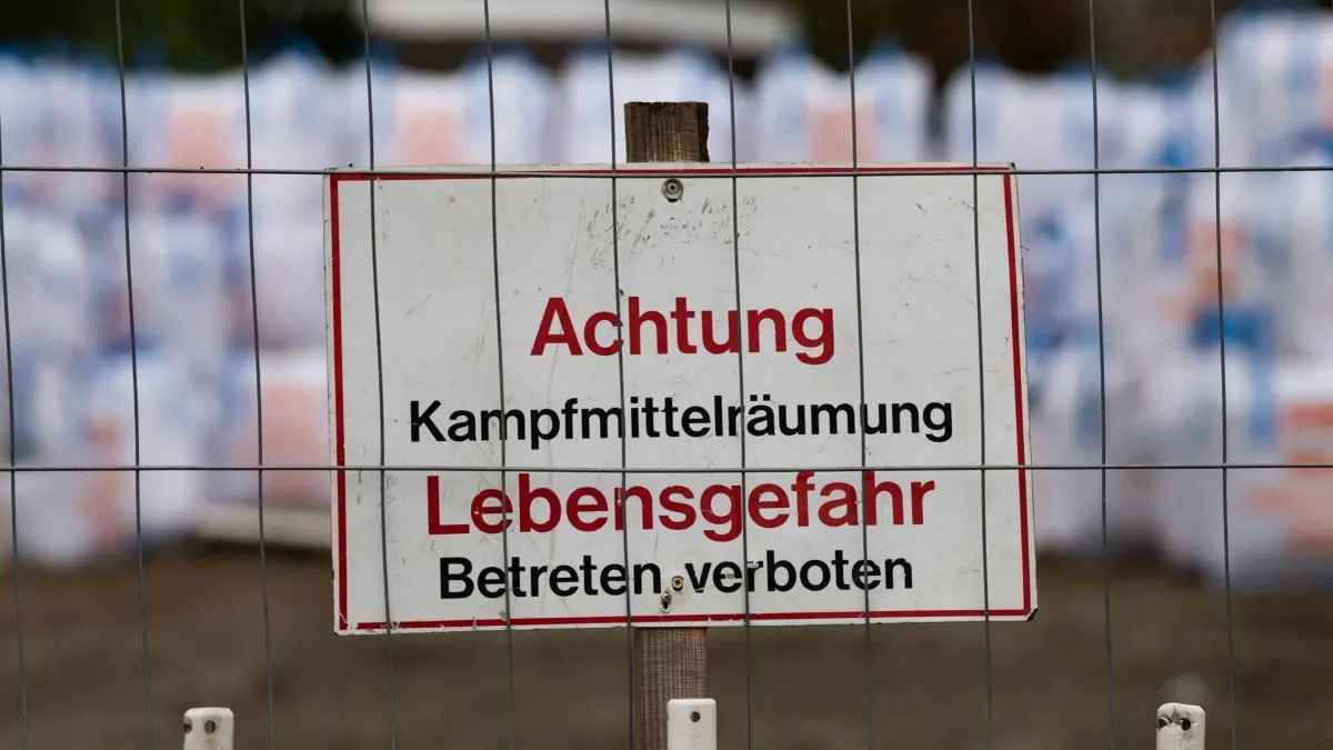 27.000 Menschen werden am Sonntag wegen eines Bombenfundes in Pforzheim evakuiert. Im 1,5-Kilometer-Radius der Evakuierung liegen nicht zuletzt Gebäude der Polizei. Die Beamten müssen ebenfalls andernorts unterkommen.