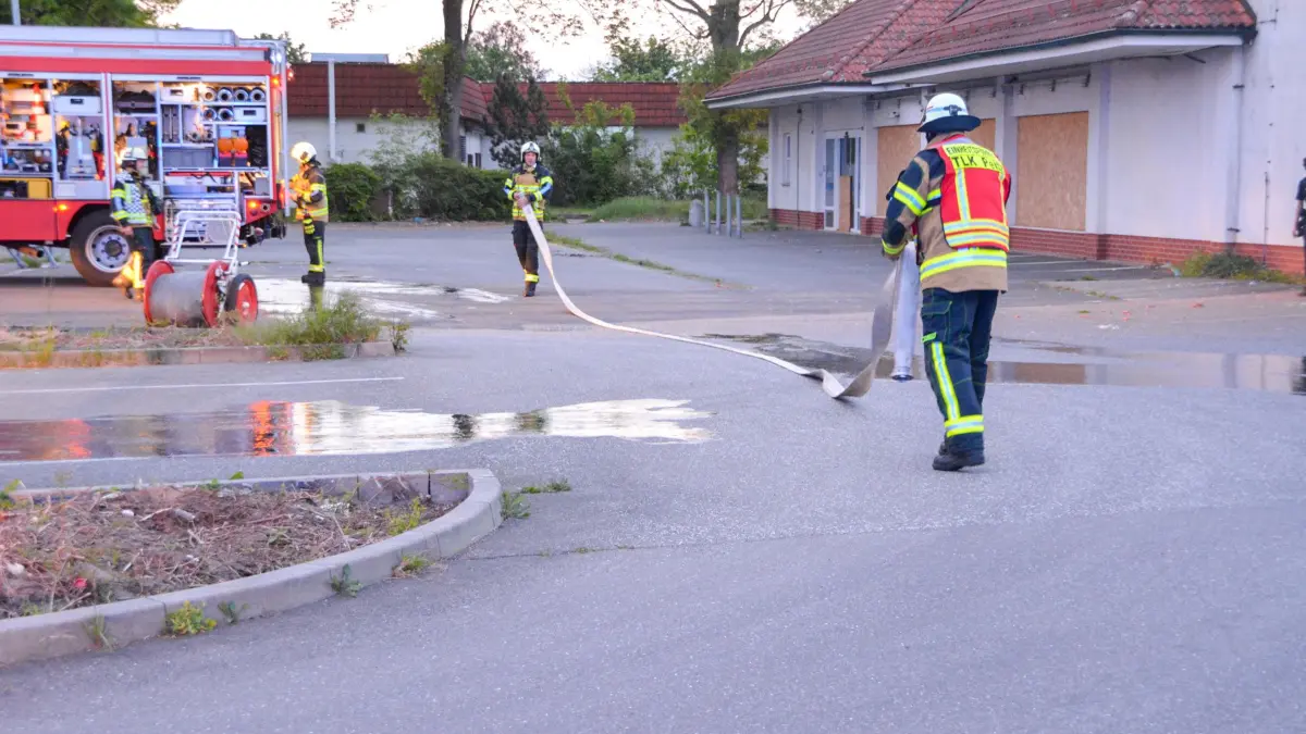 Löscheinsatz der Feuerwehr in Peitz am alten Edeka-Markt an der Gubener Straße am Freitag (15. Mai 2026). Im leerstehenden Markt brennt es.