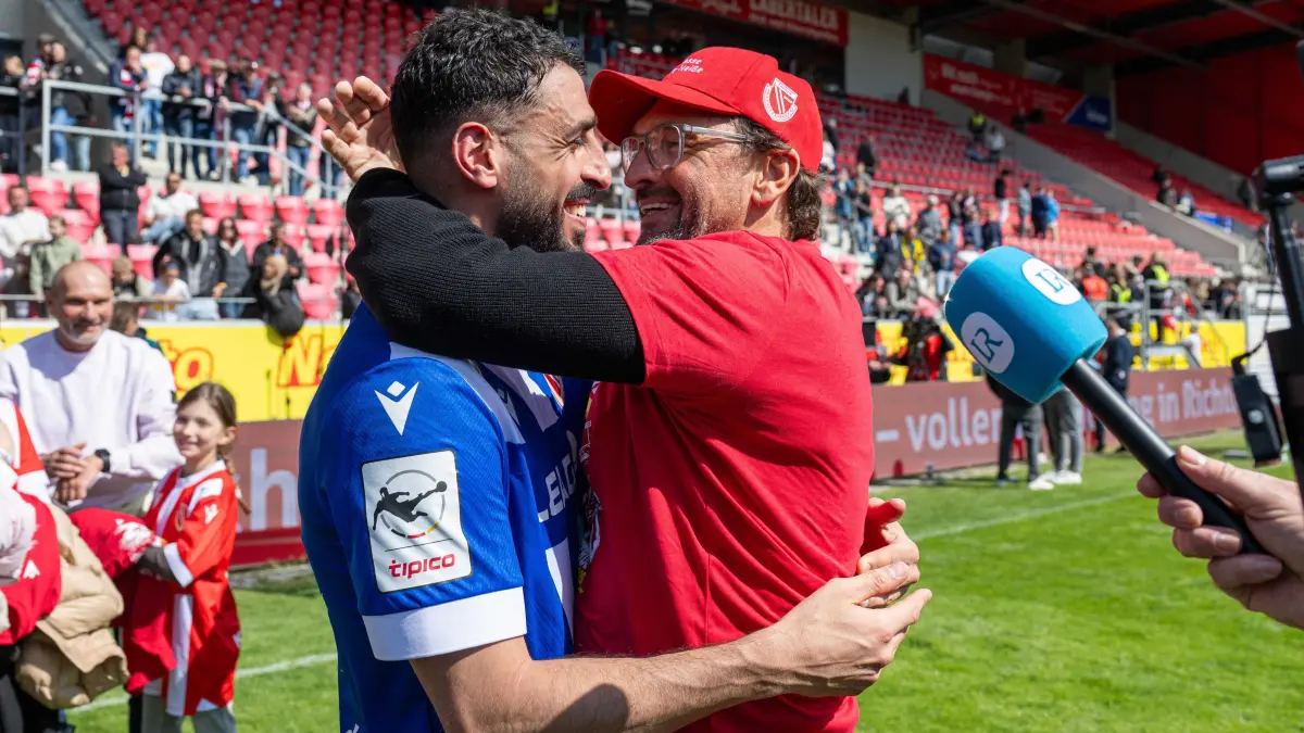 3. Liga Jahn Regensburg - Energie Cottbus 2025/26: Fussball, Herren, Saison 2025/2026, 3. Liga (38. Spieltag), SSV Jahn Regensburg - FC Energie Cottbus, v.l. Tolga Cigerci (Energie Cottbus), Trainer Claus-Dieter Pele Wollitz (Energie Cottbus), Jubel nach Abpfiff, 16.05. 2026, Foto: Sebastian Räppold / Matthias Koch
