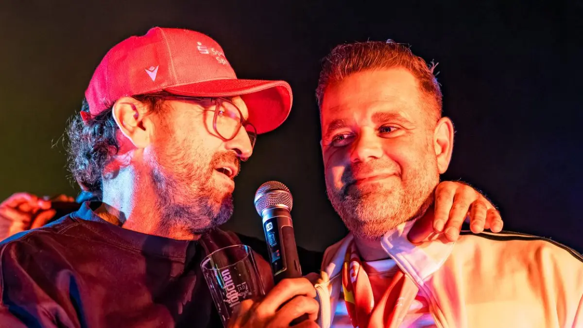 Energie Cottbus ist in der 2. Bundesliga: 17.05.2026, Brandenburg, Cottbus: Präsident Sebastian Lemke (r) und Trainer Claus-Dieter Wollitz feiern nach ihrer Rückkehr vom letzten Saisonspiel mit der Mannschaft und den Fans auf dem Cottbuser Altmarkt. Am Sonntag wird es in der Stadt offizielle Aufstiegsfeierlichkeiten mit Mannschaft und Anhängern geben. Foto: Frank Hammerschmidt/dpa - WICHTIGER HINWEIS: Gemäß den Vorgaben der DFL Deutsche Fußball Liga bzw. des DFB Deutscher Fußball-Bund ist es untersagt, in dem Stadion und/oder vom Spiel angefertigte Fotoaufnahmen in Form von Sequenzbildern und/oder videoähnlichen Fotostrecken zu verwerten bzw. verwerten zu lassen. +++ dpa-Bildfunk +++
