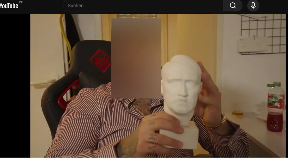 In einem Video ist der Unternehmer mit einer Adolf-Hitler-Büste zu sehen. Damit konfrontiert, warum, erklärt er, dass er keine besitze. Die Person auf dem Foto mussten wir aus medienrechtlichen Gründen unkenntlich machen.