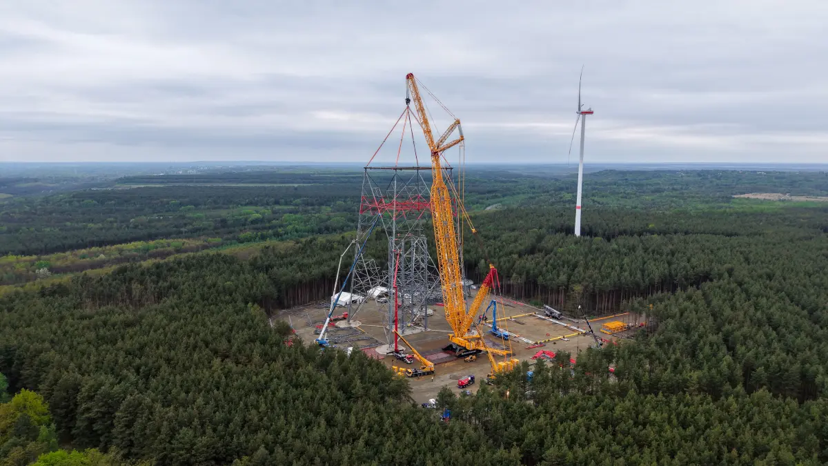 Ein gewaltiger Kran treibt derzeit den Riesenwindturm auf der Hochkippe Schipkau weiter in die Höhe. Derzeit sind knapp 90 Meter erreicht.