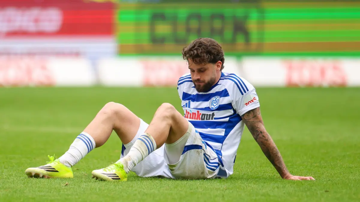 MSV Duisburg - Viktoria Köln: 16.05.2026, Nordrhein-Westfalen, Duisburg: Fußball, Männer: 3. Liga, MSV Duisburg - Viktoria Köln, 38. Spieltag, Schauinsland-Reisen-Arena. Lex Tyger Lobinger (Duisburg) sitzt nach Spielende und dem verpassten Aufstieg enttäuscht auf dem Rasen. Foto: Christoph Reichwein/dpa - WICHTIGER HINWEIS: Gemäß den Vorgaben der DFL Deutsche Fußball Liga bzw. des DFB Deutscher Fußball-Bund ist es untersagt, in dem Stadion und/oder vom Spiel angefertigte Fotoaufnahmen in Form von Sequenzbildern und/oder videoähnlichen Fotostrecken zu verwerten bzw. verwerten zu lassen. +++ dpa-Bildfunk +++