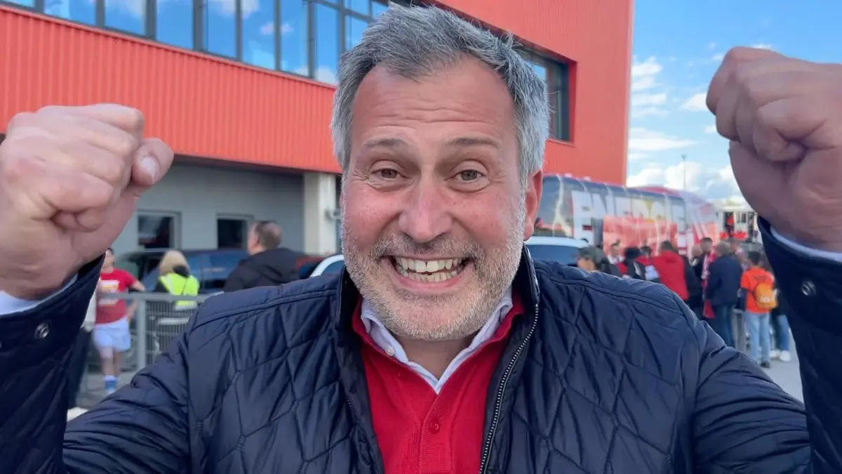 Oberbürgermeister Tobias Schick ist glücklich: Energie Cottbus steigt auf und präsentiert die Stadt nun in der 2. Bundesliga. Der OB wird emotional und dankt dem Verein wie auch den Fans für diese Leistung.