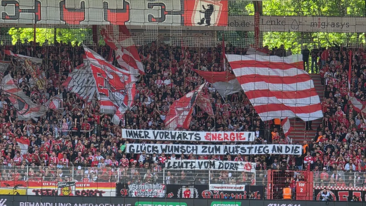 Union-Fans entrollen ein Banner zum Zweitliga-Aufstieg von Energie Cottbus