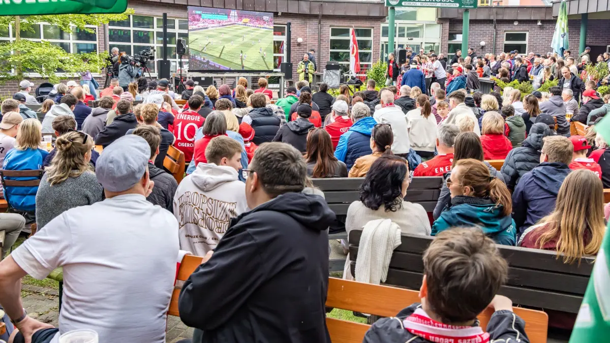 Jahn Regensburg - Energie Cottbus - Public Viewing in Cottbus: 16.05.2026, Brandenburg, Cottbus: Fußball, Männer: 3. Liga, Jahn Regensburg - Energie Cottbus, 38. Spieltag, Fans von Energie Cottbus schauen sich die Übertragung des letzten Meisterschaftsspiels im Public Viewing an. Foto: Frank Hammerschmidt/dpa - ACHTUNG: Nur zur redaktionellen Verwendung im Zusammenhang mit der aktuellen Berichterstattung und nur mit vollständiger Nennung des vorstehenden Credits +++ dpa-Bildfunk +++