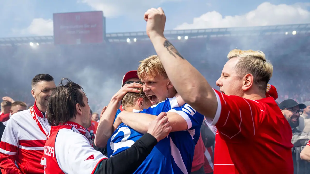 Fussball, Herren, Saison 2025/2026, 3. Liga (38. Spieltag), SSV Jahn Regensburg - FC Energie Cottbus, v.l. Lukas Michelbrink (Energie Cottbus), Ted Tattermusch (Energie Cottbus) und Fans, Jubel nach Abpfiff, 16.05. 2026, Foto: Sebastian Räppold / Matthias Koch