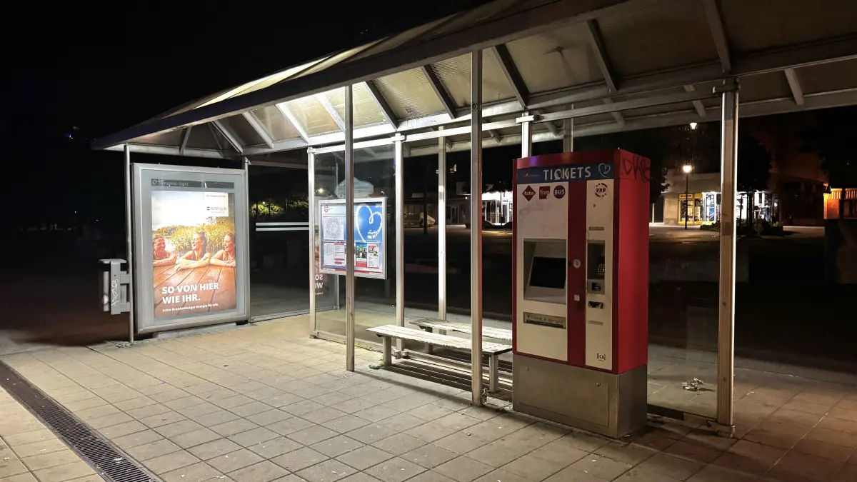 Die Serie von Angriffen in Cottbus auf Fahrscheinautomaten von Cottbusverkehr reißt nicht ab. Jetzt ist in Sachsendorf der Versuch unternommen worden, das nächste Gerät aufzusprengen.