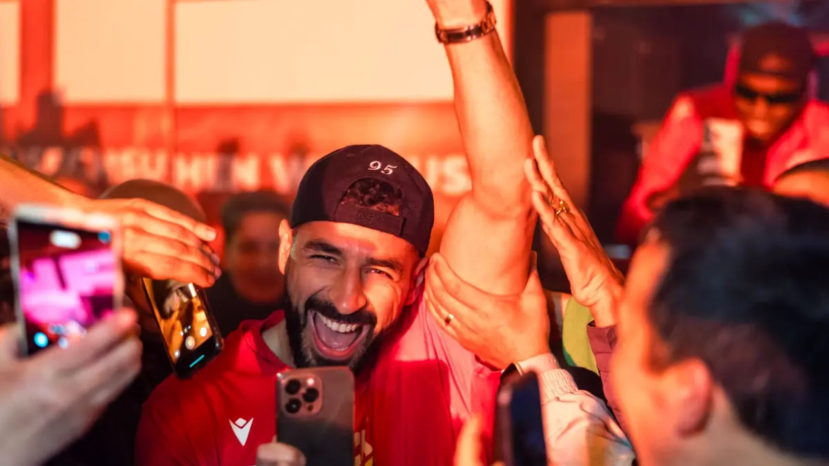 Energie Cottbus ist in der 2. Bundesliga: 17.05.2026, Brandenburg, Cottbus: Tolcay Cigerci steigt auf dem Altmarkt aus dem Mannschaftsbus. Der Verein ist mit einem Sieg bei Jahn Regensburg in die 2. Bundesliga aufgestiegen. Foto: Frank Hammerschmidt/dpa - WICHTIGER HINWEIS: Gemäß den Vorgaben der DFL Deutsche Fußball Liga bzw. des DFB Deutscher Fußball-Bund ist es untersagt, in dem Stadion und/oder vom Spiel angefertigte Fotoaufnahmen in Form von Sequenzbildern und/oder videoähnlichen Fotostrecken zu verwerten bzw. verwerten zu lassen. +++ dpa-Bildfunk +++