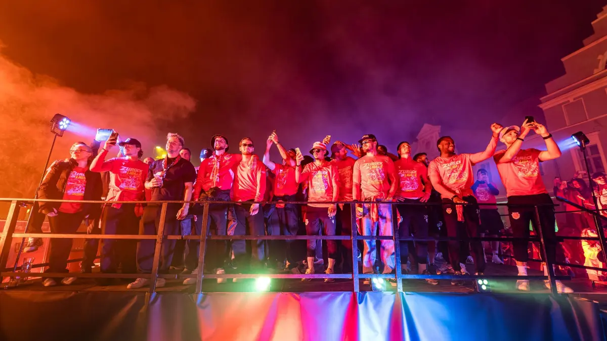 Energie Cottbus ist in der 2. Bundesliga: 17.05.2026, Brandenburg, Cottbus: Die Mannschaft des FC Energie Cottbus feiert nach ihrer Rückkehr vom letzten Saisonspiel auf dem Cottbuser Altmarkt. Zahlreiche Fans erwarten sie dort. Am Sonntag wird es in der Stadt offizielle Aufstiegsfeierlichkeiten mit Mannschaft und Anhängern geben. Foto: Frank Hammerschmidt/dpa - WICHTIGER HINWEIS: Gemäß den Vorgaben der DFL Deutsche Fußball Liga bzw. des DFB Deutscher Fußball-Bund ist es untersagt, in dem Stadion und/oder vom Spiel angefertigte Fotoaufnahmen in Form von Sequenzbildern und/oder videoähnlichen Fotostrecken zu verwerten bzw. verwerten zu lassen. +++ dpa-Bildfunk +++