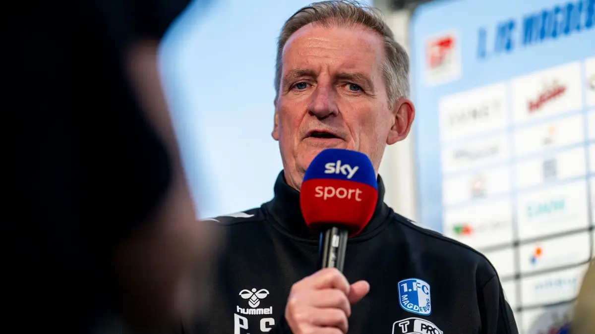 1. FC Magdeburg - 1. FC Kaiserslautern: 17.05.2026, Sachsen-Anhalt, Magdeburg: Fußball, Männer: 2. Bundesliga, 1. FC Magdeburg - 1. FC Kaiserslautern, 34. Spieltag, Avnet Arena. Trainer Petrik Sander (1.FC Mageburg) spricht zu Medienvertretern. Foto: Julius Frick/dpa - WICHTIGER HINWEIS: Gemäß den Vorgaben der DFL Deutsche Fußball Liga bzw. des DFB Deutscher Fußball-Bund ist es untersagt, in dem Stadion und/oder vom Spiel angefertigte Fotoaufnahmen in Form von Sequenzbildern und/oder videoähnlichen Fotostrecken zu verwerten bzw. verwerten zu lassen. +++ dpa-Bildfunk +++