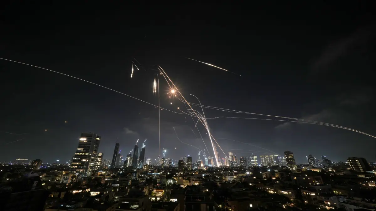 Nahostkonflikt - Israel: ARCHIV - 13.06.2025, Israel, Tel Aviv: Das israelische Luftabwehrsystem Iron Dome feuert am Freitag, 13. Juni 2025, um iranische Raketen über Tel Aviv in Israel abzufangen. (zu dpa: «Israel rechnet mit möglichem Neubeginn des Iran-Kriegs») Foto: Leo Correa/AP/dpa +++ dpa-Bildfunk +++