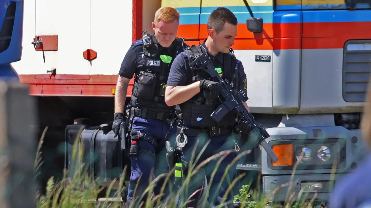 Polizei erschießt entlaufenen Tiger bei Leipzig: 17.05.2026, Schkeuditz: Schwer bewaffnete Polizisten sind in einem Gewerbegebiet im Einsatz. Die Polizei hat am Nachmittag bei Leipzig einen entlaufenen Tiger erschossen. Das Tier war aus einer privaten Anlage entkommen, wie eine Polizeisprecherin sagte. Ein Mann sei leicht verletzt worden. Foto: -/EHL Media/dpa +++ dpa-Bildfunk +++