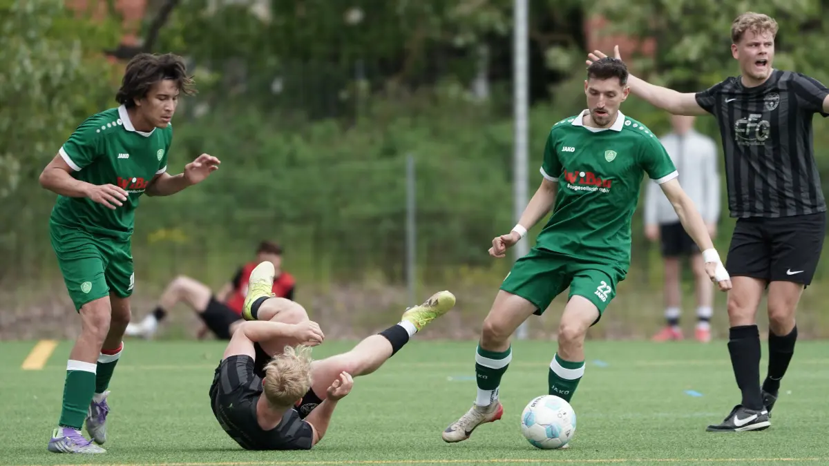 Fussball : Ahrensfelde, Fussball Landesklasse Nord, Grün-Weiss Ahrensfelde II - Birkenwerder BC, v.l. Olivier-Bach Phan, Marlon Mörcke am Boden, Thomas Ston und Luis Winter
FOTO BENK 15.05.2026