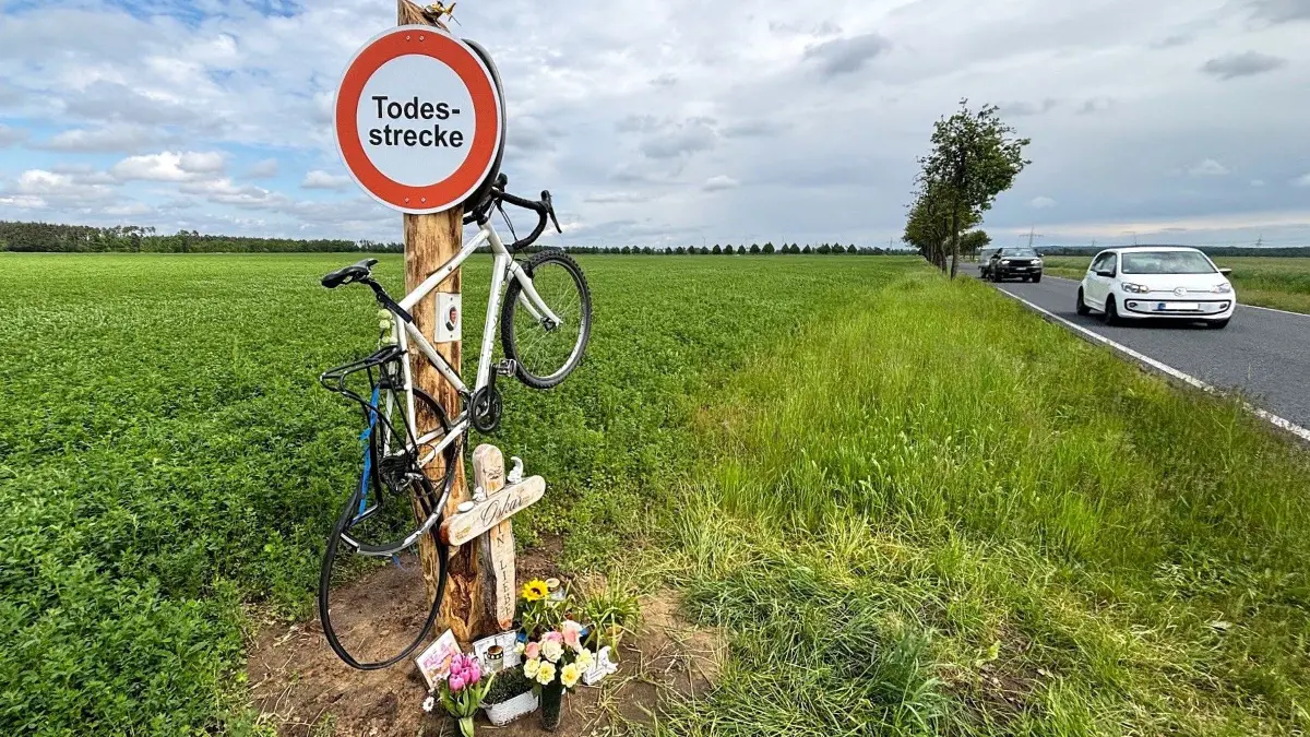 In der Nähe der Unfallstelle an der Kreisstraße bei Gröditz haben Hinterbliebene und Freunde einen Erinnerungsort für den tödlich verunglückten Schüler Oskas aus dem Schradenland eingerichtet. Jetzt ist es auch ein Ort der Mahnung mit dem beschädigten Fahrrad. Die Schilder mit der Aufschrift Todesstrecke wurden von Unbekannten kurz nach der Montage entfernt.