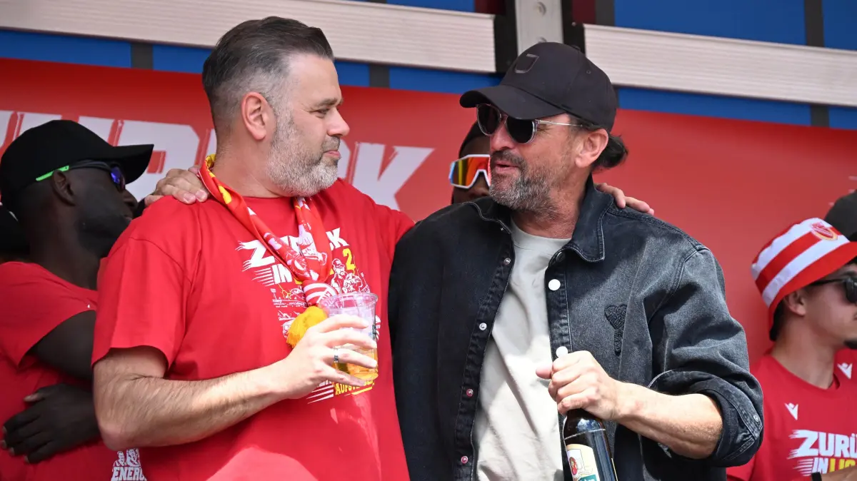 FCE Aufstieg Fanfest 2026: Der FC Energie Cottbus und die Stadt Cottbus feierten am Sonntagnachmittag auf dem Berliner Platz vor der Stadthalle mit einem Fan- und Familienfest den Aufstieg in die 2. Bundesliga.
FCE-Präsident Sebastin Lempke (l.) und Cheftrainer Claus-Dieter (Pele) Wollitz.
