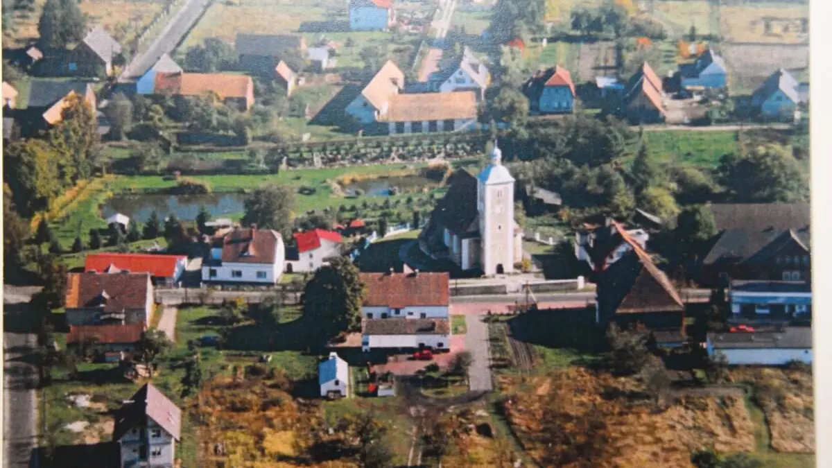 Älterer Blick auf Groß Särchen (Zarki Wielkie) mit der Kirche im Mittelpunkt. In diesem Dorf lebte ein Teil der Familie des Forschers Lars Forkert.
