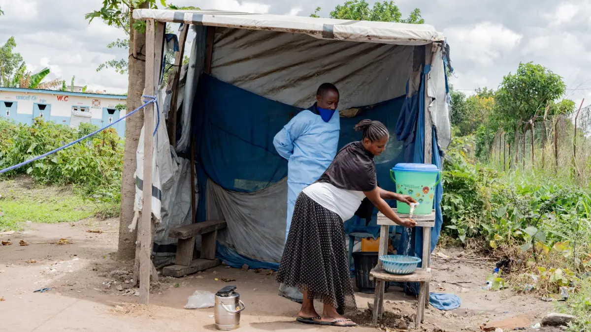 WHO ruft wegen Ebola-Ausbruchs internationalen Alarm aus: 16.05.2026, Demokratische Republik Kongo, Rwampara: Ein Mitarbeiter des Gesundheitswesens weist einen Einheimischen im allgemeinen Referenzkrankenhaus in Rwampara an, sich die Hände zu waschen. Die Weltgesundheitsorganisation (WHO) hat wegen des Ebola-Ausbruchs in der Demokratischen Republik Kongo und in Uganda eine internationale Gesundheitsnotlage ausgerufen. Foto: --/XinHua/dpa +++ dpa-Bildfunk +++