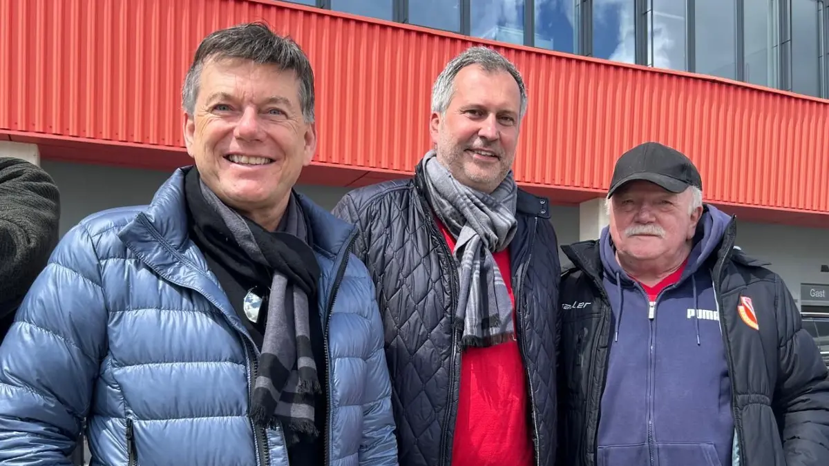 Sparkassen-Vorstand Ralf Braun (von links) war mit Oberbürgermeister Tobias Schick und dem ehemaligen FCE-Präsidenten Wolfgang Neubert in Regensburg beim Aufstieg von Energie Cottbus dabei.