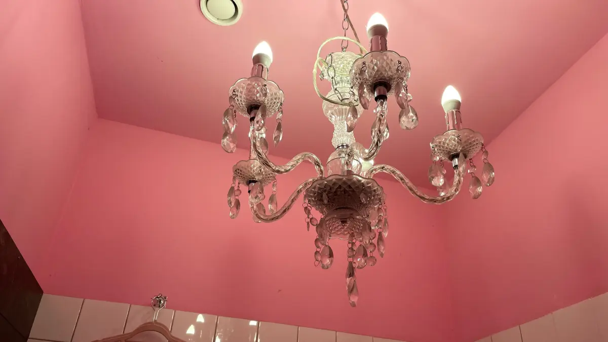 Die Damentoilette im Spätkauf ist rosarot.