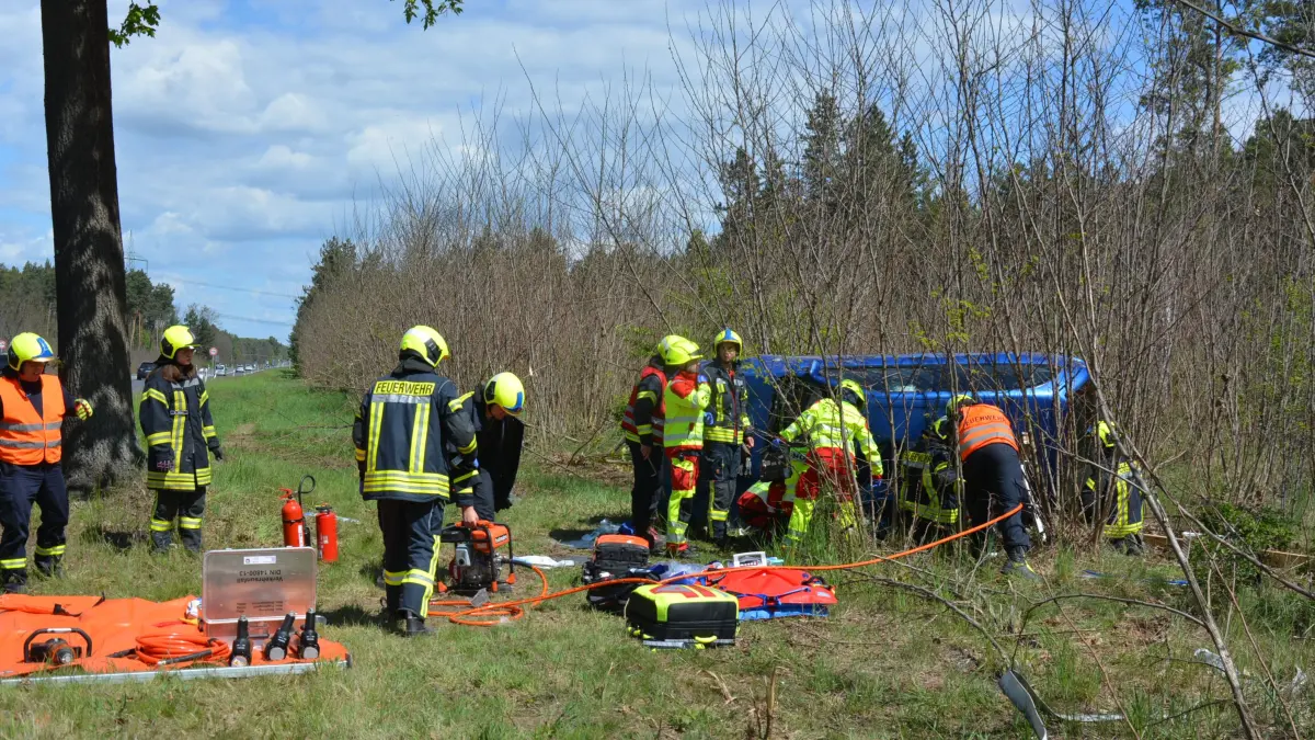 Unfall auf der B97 bei Spremberg: Ein aus Cottbus kommender Fahrer ist am Sonntag (17. Mai 2026) aus noch ungeklärter Ursache von der Fahrbahn abgekommen und schwer verletzt worden.