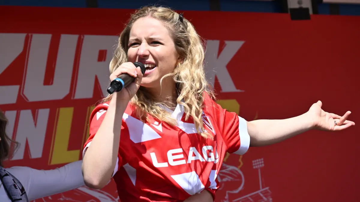 FCE Aufstieg Fanfest 2026: Der FC Energie Cottbus und die Stadt Cottbus feierten am Sonntagnachmittag auf dem Berliner Platz vor der Stadthalle mit einem Fan- und Familienfest den Aufstieg in die 2. Bundesliga.
Sängerin Clara-Valerie.