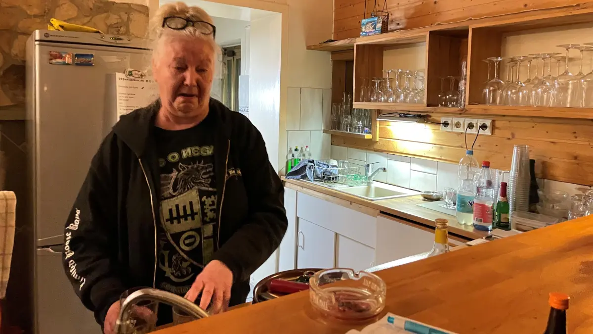 Wirtin Heike Rohde betreibt das Weineck in Königs Wusterhausen trotz Bandscheibenvorfall weiter.