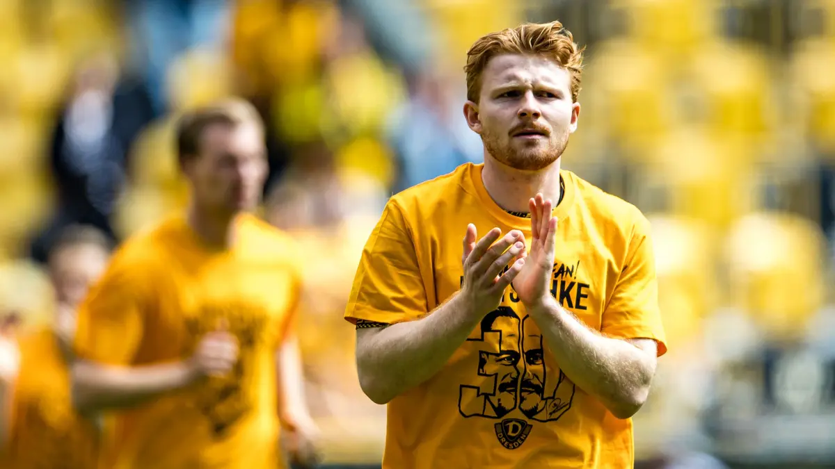 Dynamo Dresden - Holstein Kiel: Fußball, Männer: 2. Bundesliga, Dynamo Dresden - Holstein Kiel, 34. Spieltag, Rudolf-Harbig-Stadion. Spieler von Dynamo Dresden, hier Robert Wagner (Dynamo Dresden), laufen zur Erwärmung auf das Spielfeld.