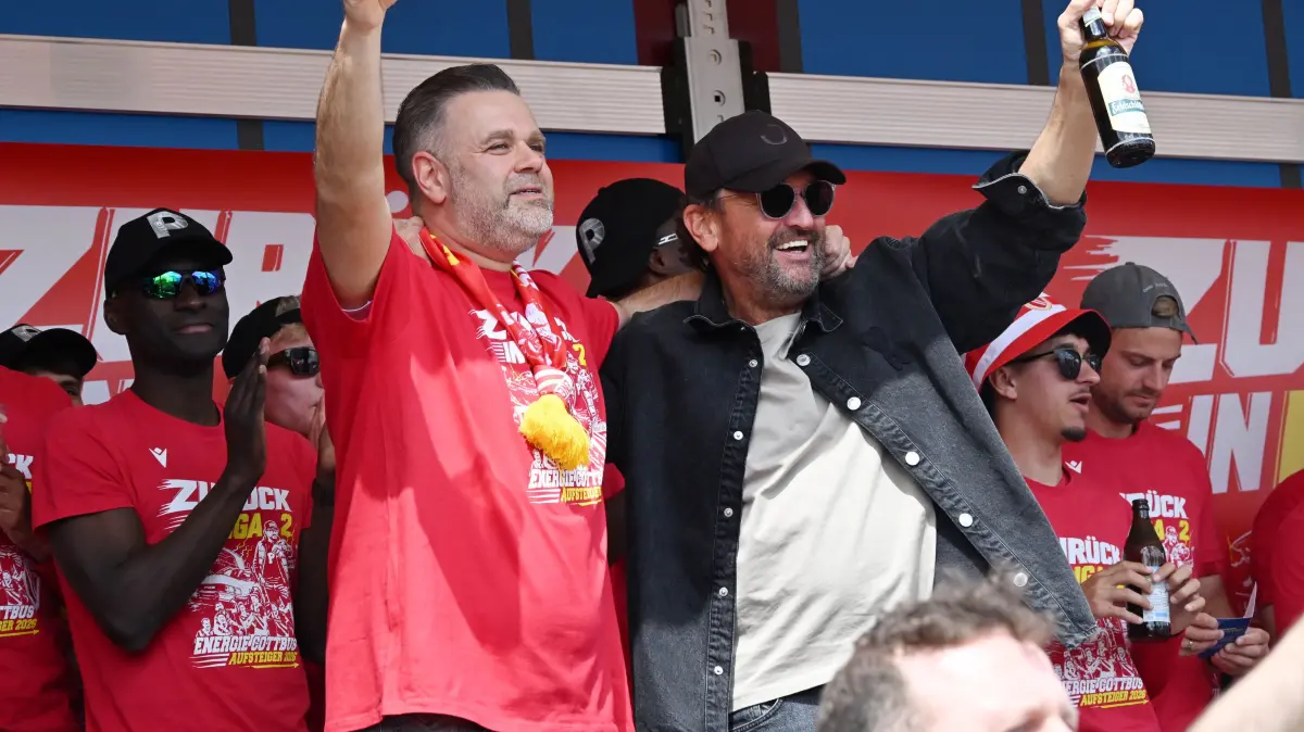 FCE Aufstieg Fanfest 2026: Der FC Energie Cottbus und die Stadt Cottbus feierten am Sonntagnachmittag auf dem Berliner Platz vor der Stadthalle mit einem Fan- und Familienfest den Aufstieg in die 2. Bundesliga.
FCE-Präsident Sebastin Lempke (l.) und Cheftrainer Claus-Dieter (Pele) Wollitz.