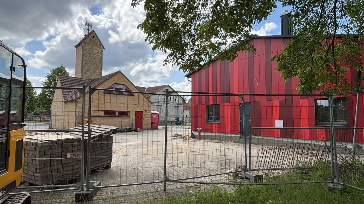 Das neue Feuerwehrgerätehaus von Klettwitz steht kurz vor seiner Übergabe. Bis dahin sind noch einige Arbeiten – auch im Umfeld – zu erledigen.