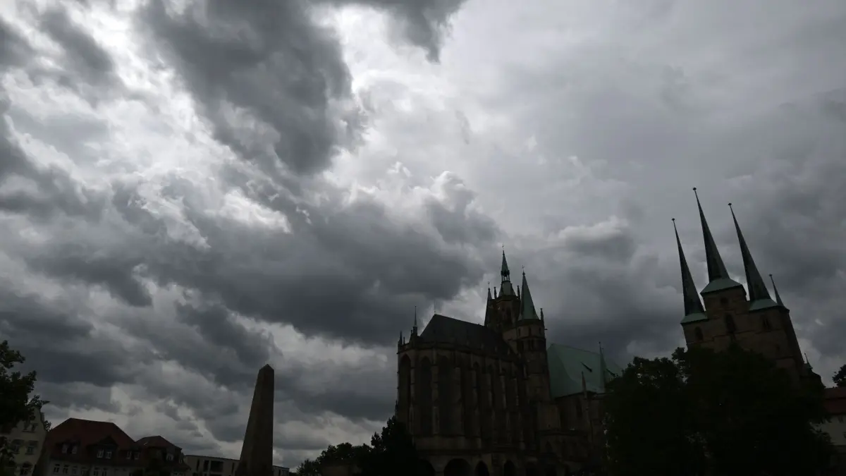 Wetter: ARCHIV - 23.06.2025, Thüringen, Erfurt: Wolken ziehen über den Mariendom und die Severikirche am Erfurter Domplatz. (zu dpa: «Regen und Gewitter in der neuen Woche») Foto: Martin Schutt/dpa +++ dpa-Bildfunk +++