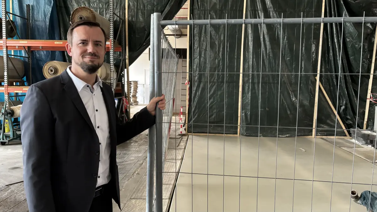 Alexander Bergk, Geschäftsführer der PTO in Ortrand, neben der frisch gegossenen Bodenplatte für die neue Walze.