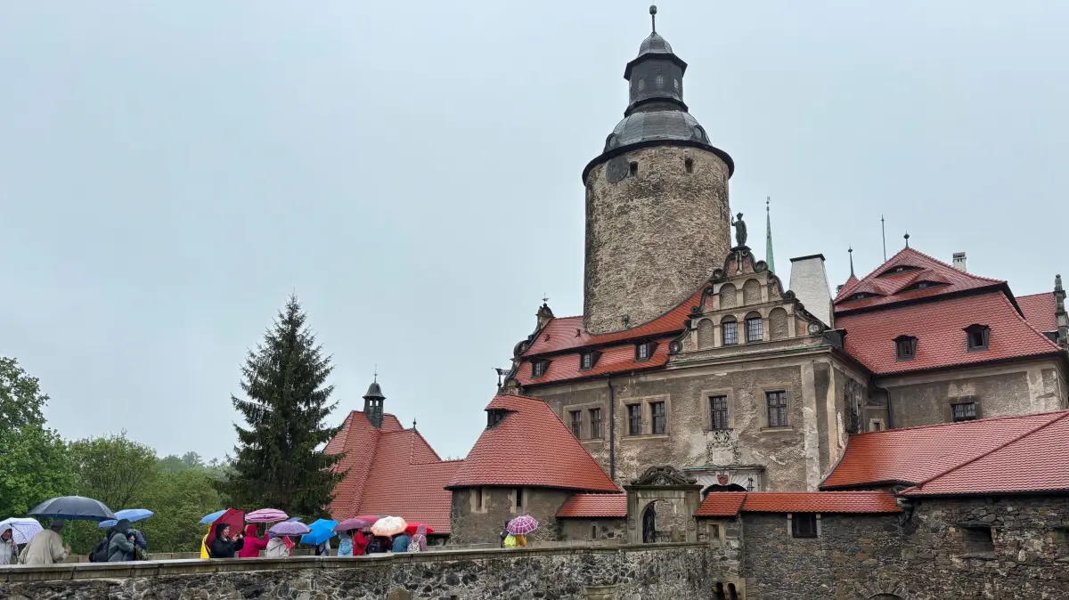 Trutzig und mittelalterlich wirkt die Burg Tzschocha hoch über dem Queistal. Dabei ist die Anlage in ihrer heutigen Form erst vor rund 100 Jahren entstanden.