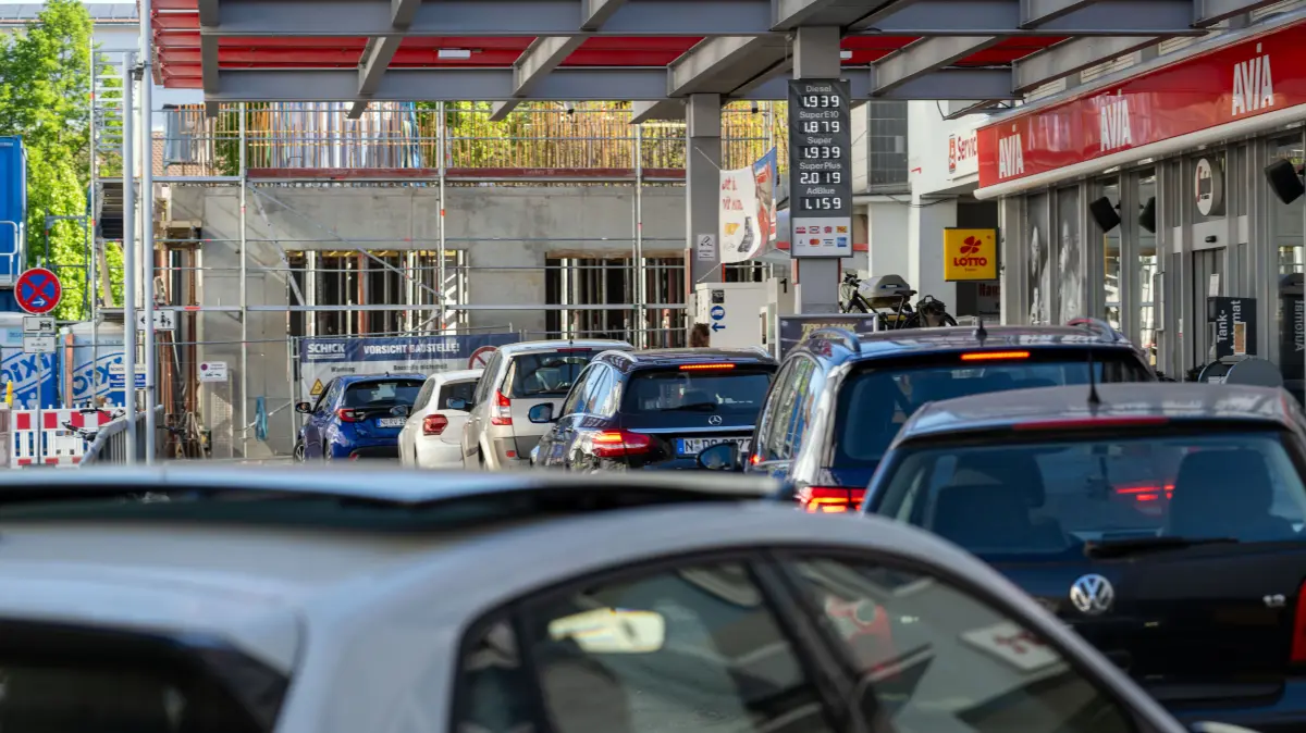Schnell noch tanken: Autos stehen an einer Tankstelle Schlange. Seit der 12-Uhr-Regelung kommt es vormittags vermehrt zum Andrang an den Zapfsäulen. Doch wie konsequent wird die Regel umgesetzt? (Archivbild)