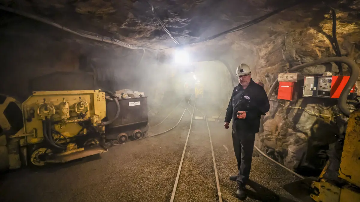 Marc Schwan (Vorstandsvorsitzender Verein Altbergbau "Markus-Röhling-Stolln“) zeigt die Abbaumethoden der Wismut AG im Besucherbergwerk. In 20-monatiger Bauzeit wurden durch die Neuauffahrung einer 35 Meter langen "Strecke" zwei alte Strecken zu einem Rundweg verbunden. Auf dem gut 800 Meter langen Rundgang in 600 Metern Tiefe kann der Besucher die erzgebirgischen Bergbauepochen eindrucksvoll kennenlernen. In der bedeutendste Grube im Annaberger Bergrevier wurden seit dem 16. Jahrhundert Silber und Kobalt, sowie von 1947 bis 1952 Uranerz gefördert. +++ dpa-Bildfunk +++