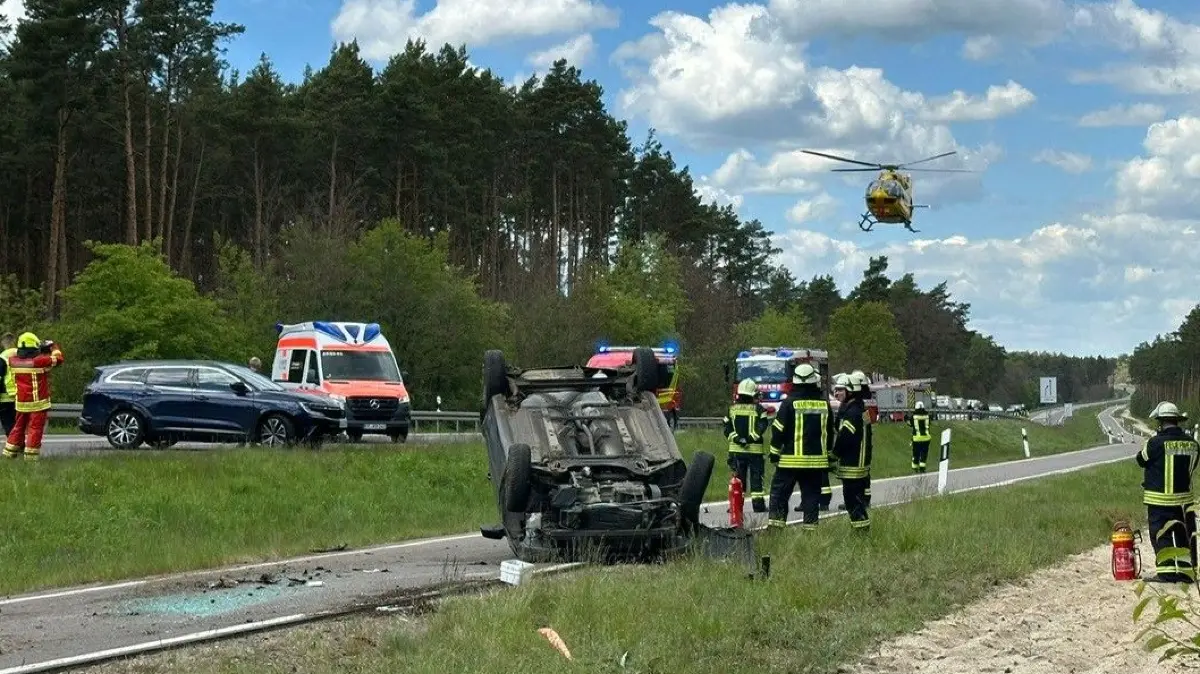 Unfall auf der B101 zwischen Elsterwerda und Bad Liebenwerda zwischen den Abzweigen nach Kraupa und Prieschka.
