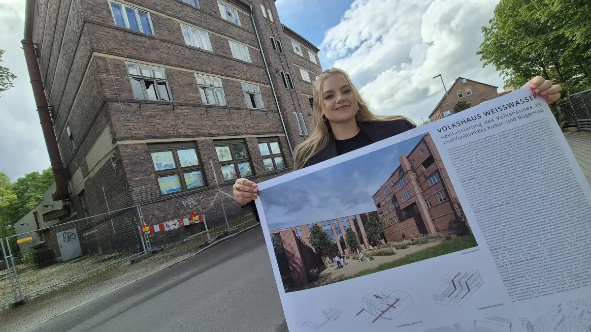 Nicole Knauer (27) aus Trebendorf mit ihrem Entwurf vor dem Volkshaus in Weißwasser. Ihre Ideen stoßen auf Interesse.