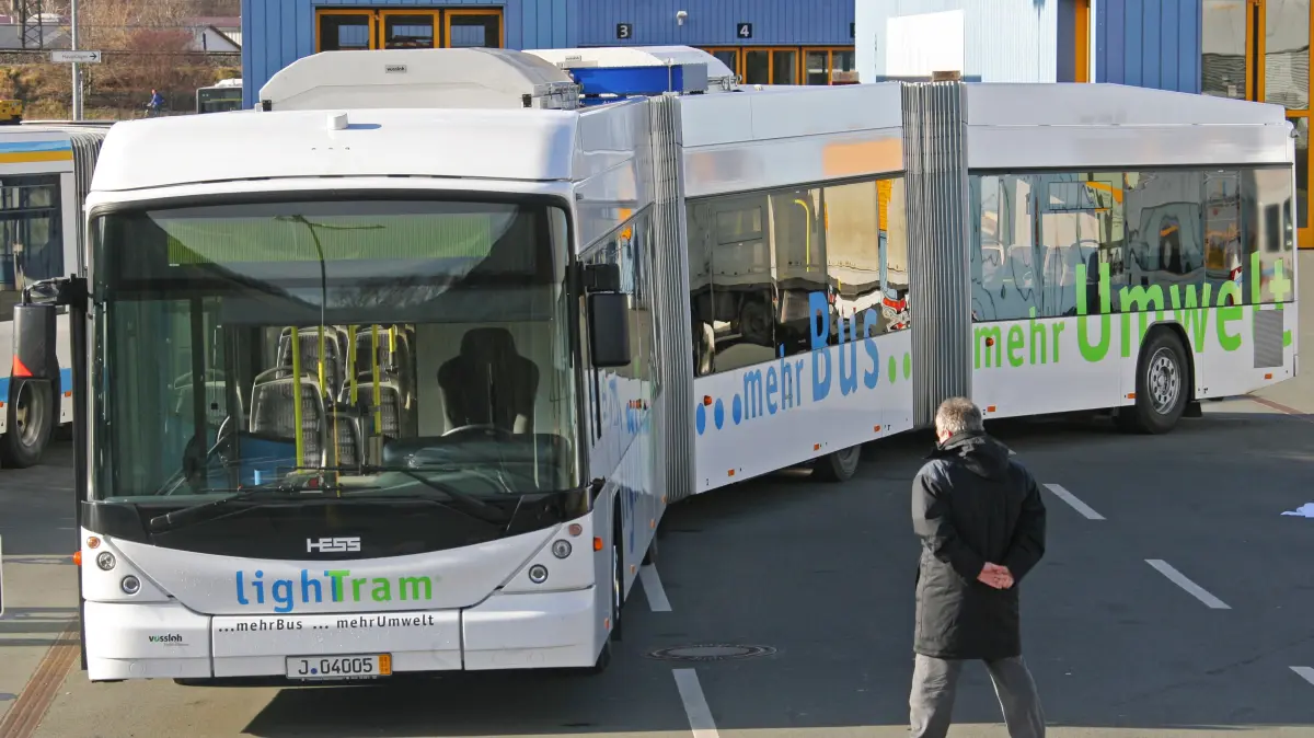 Ein Doppelgelenkbus mit Hybridantrieb bei der Jenaer Verkehrsgesellschaft mbH der Schweizer Firma Carosserie Hess AG und der Düsseldorfer Firma Vossloh Kiepe GmbH wird mittels umweltschonender Kombination von Diesel- und Elektromotoren angetrieben. Der Bus ist fast 25 Meter lang.