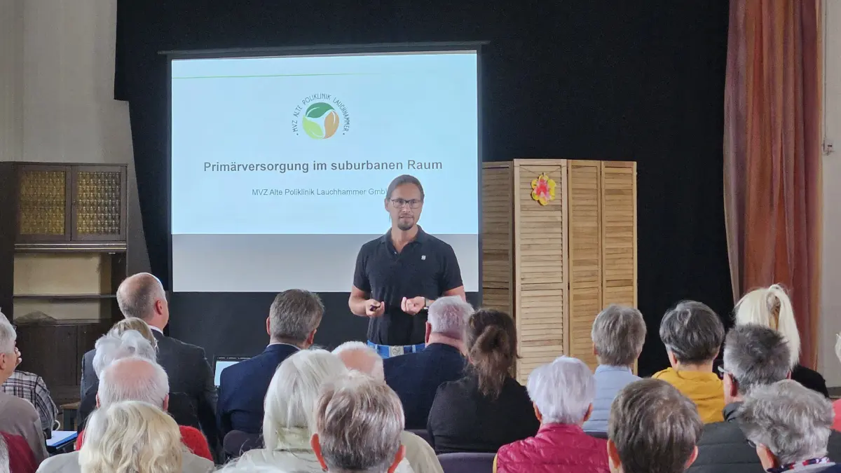Internist Dr. Tobias Kroggel, Geschäftsführer vom Hausarztzentrum Alte Poliklinik (Hüttenstraße 18), sprach beim Stadt- und Ortsteilforum in Lauchhammer über die Zukunft der medizinischen Versorgung in der Lausitz.