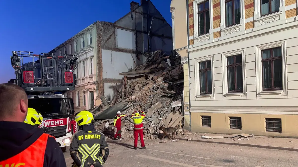 Görlitz,James-von-Moltke-Straße. Wohnhaus eingestürzt. Vorausgegangen war offenbar eine Explosion. Feuerwehr und Rettungsdienst sind vor Ort. Der Bereich der James-von-Moltke-Straße ist weiträumig abgesperrt. Görlitz, 18.05.2026. Einsatzkräfte von Polizei und Feuerwehr stehen in der Nähe eines eingestürzten Hauses. Aus bislang ungeklärter Ursache ist in Görlitz ein Mehrfamilienhaus aus der Gründerzeit eingestürzt.
