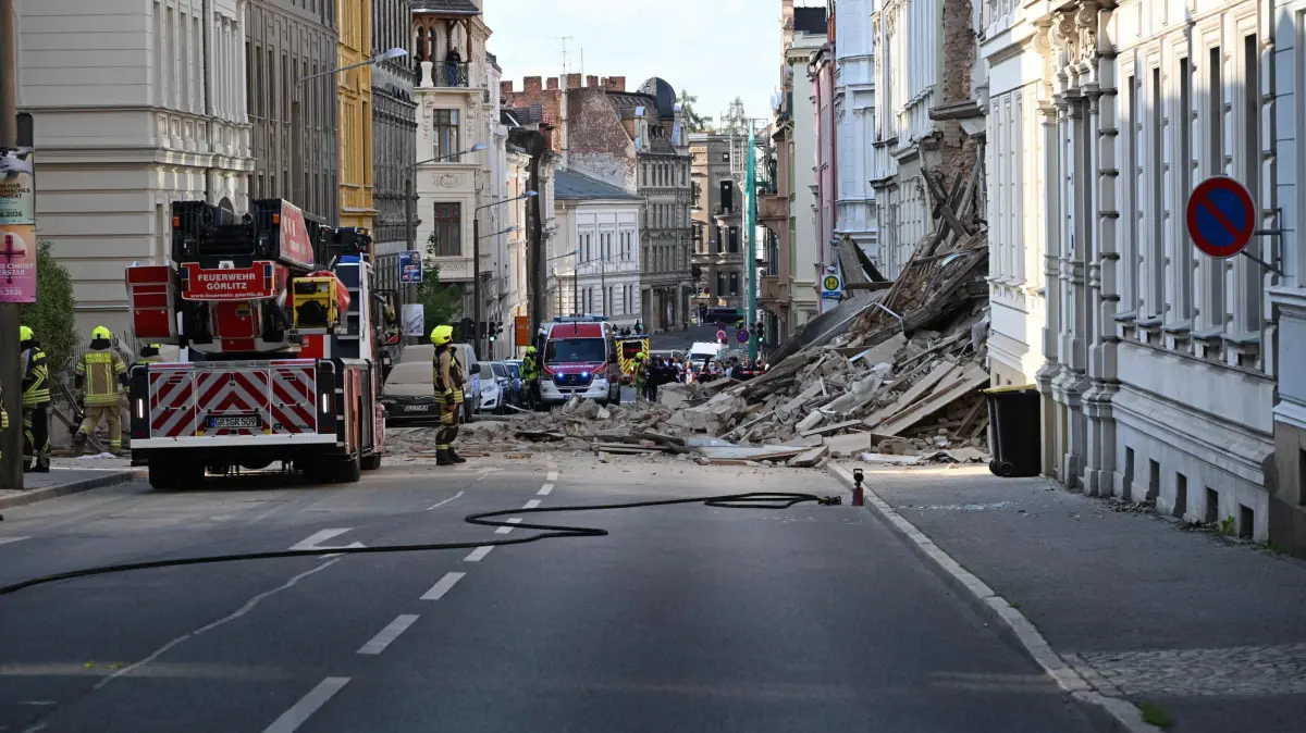 Datum: 18.05.26 / Ort: Görlitz
In Görlitz ist am Montagnachmittag kurz vor 17:30 Uhr ein Haus in der James-von-Moltke-Straße aus bisher ungeklärter Ursache eingestürzt. Die Einsatzkräfte rückten mit einem Großaufgebot an. Neben Feuerwehr und Rettungsdienst wurde auch das Technische Hilfswerk (THW) zur Unterstützung angefordert. Der betroffene Straßenzug wurde großräumig evakuiert. Über mögliche Verletzte oder Verschüttete liegen derzeit noch keine gesicherten Informationen vor. Die Ermittlungen zur Einsturzursache laufen.