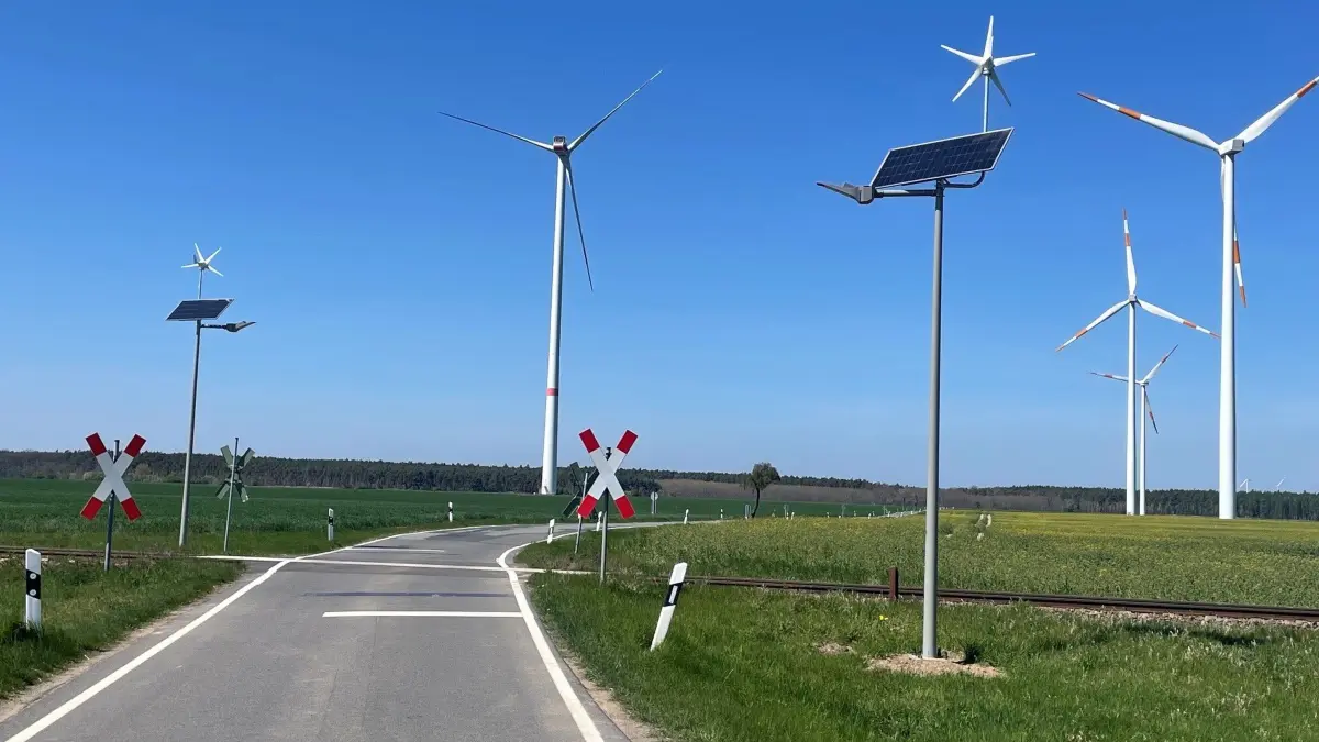 Das Sondervermögen Infrastruktur darf nicht nur in der Stadt Bad Liebenwerda landen, sondern muss auch den Ortsteilen zugutekommen. Das sagt eine Bürgerin aus Burxdorf und fordert unter anderem beschrankte Bahnübergänge für Kiestransporte.