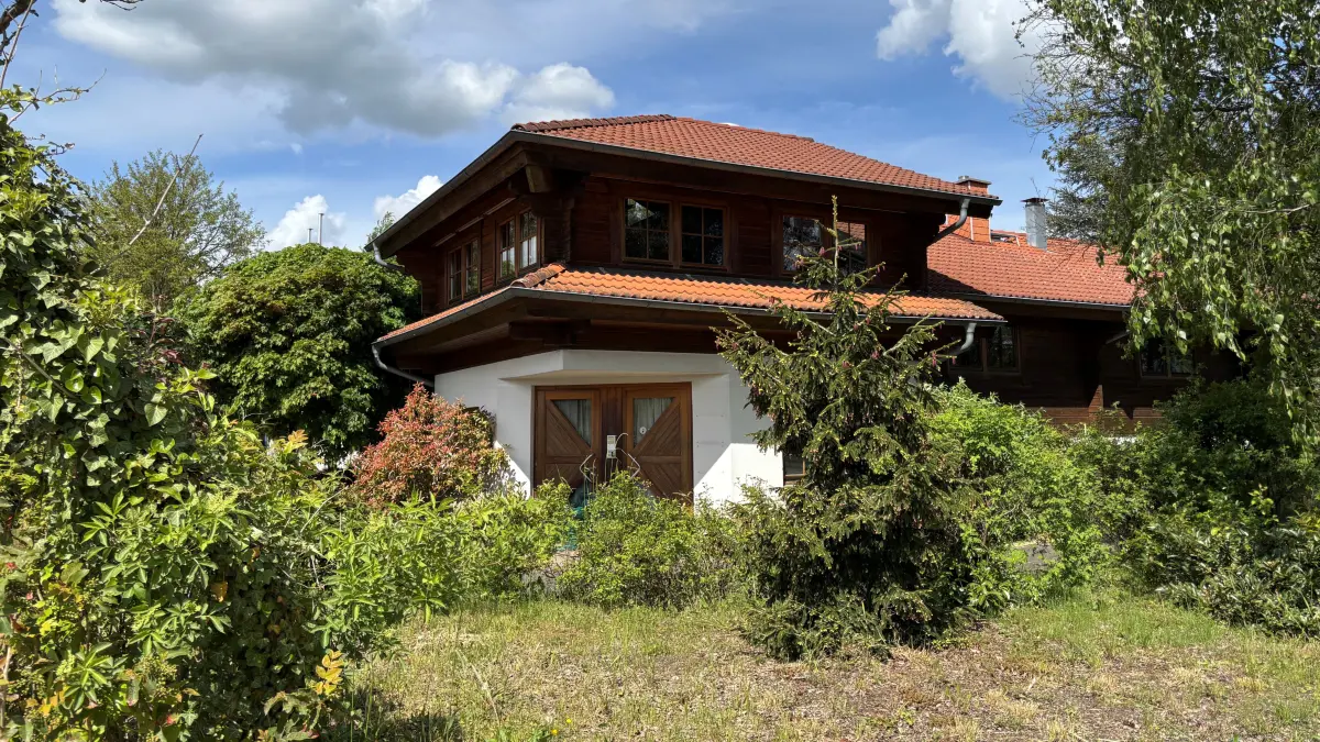 Seit Jahren ist das Saunadorf van Almsick in Drebkau/Leuthen geschlossen. Nun sollen Blockhäuser im Saunadorf auch als Wohngebäude genutzt werden können.