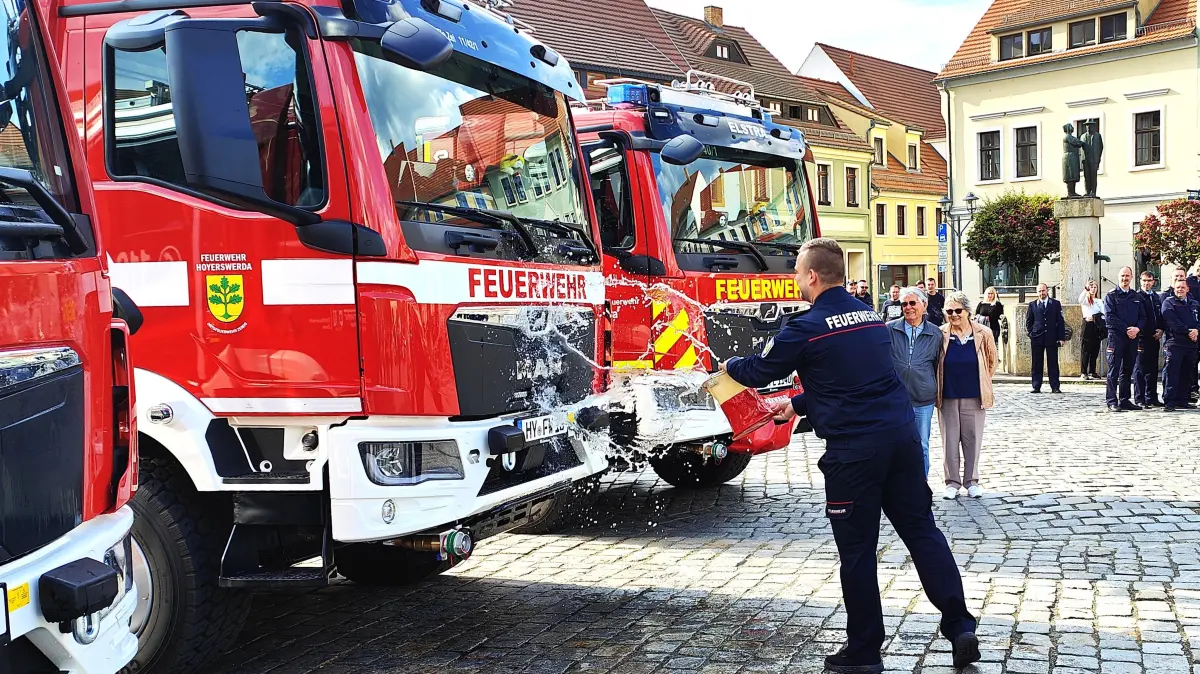 Der Leiter der Ortswehr Zeißig, Yannik Kohl, tauft das neue Einsatzfahrzeug.