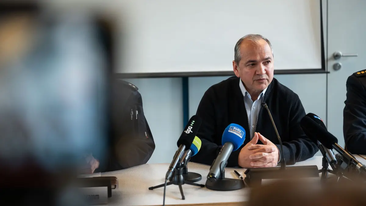 Hauseinsturz in Görlitz - Pressekonferenz: 19.05.2026, Sachsen, Görlitz: Octavian Ursu (CDU), Oberbürgermeister der Stadt Görlitz, spricht bei einer Pressekonferenz zum Stand der Rettungsarbeiten nach dem Einsturz eines Wohnhauses in der Innenstadt. Das Haus war am Vorabend eingestürzt. Foto: Paul Glaser/dpa +++ dpa-Bildfunk +++