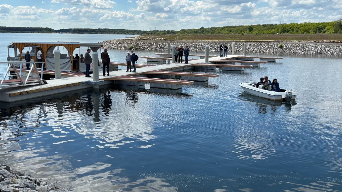 Impression vom jetzt freigegebenen Sedlitzer Hafen am Sedlitzer See. Er bietet 36 Liegeplätze, auch für Gastlieger.