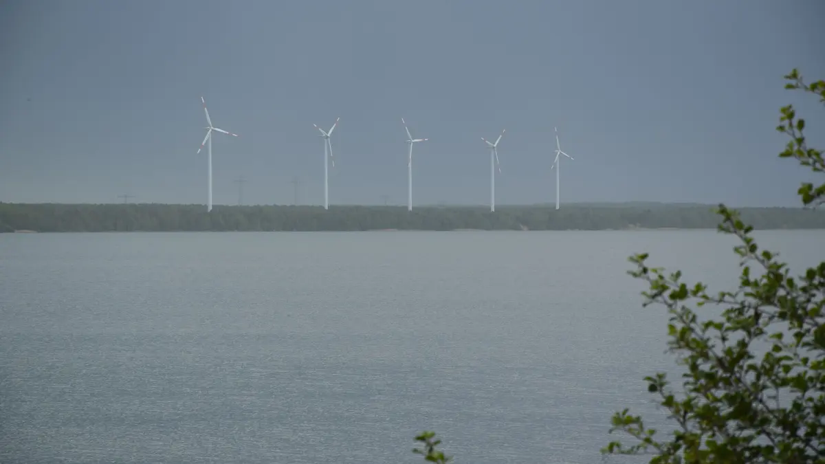 Der Scheibe-See bei Hoyerswerda ist mehr als nur ein Urlaubsziel. Etwa dort, wo die Windräder erkennbar sind, soll zusätzlich ein neues Höhenwindrad entstehen.
