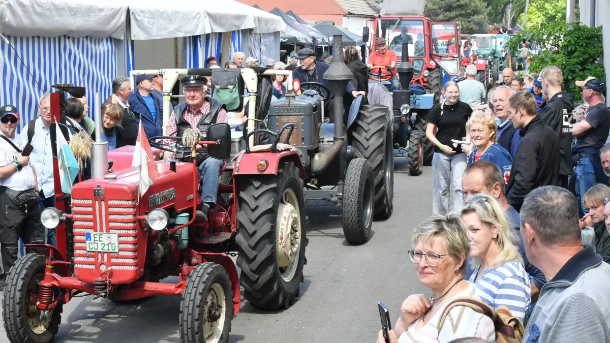 Während der großen Ausfahrt beim Traktorentreffen in Gröden haben historische Ackerschlepper, Mähdrescher, DDR-Ameisen und Kartoffelrodemaschinen das zahlreich erschienene Publikum in ihren Bann gezogen. Da störte es auch nicht, wenn eines der Uraltgefährte beim Anlassen des Motors seine Umgebung in eine dunkle Rauchwolke gehüllt hatte.